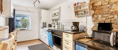 Réfrigérateur, four à micro-ondes, un four, surface de cuisson