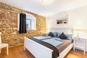 6 bedrooms, iron/ironing board, WiFi, bed sheets