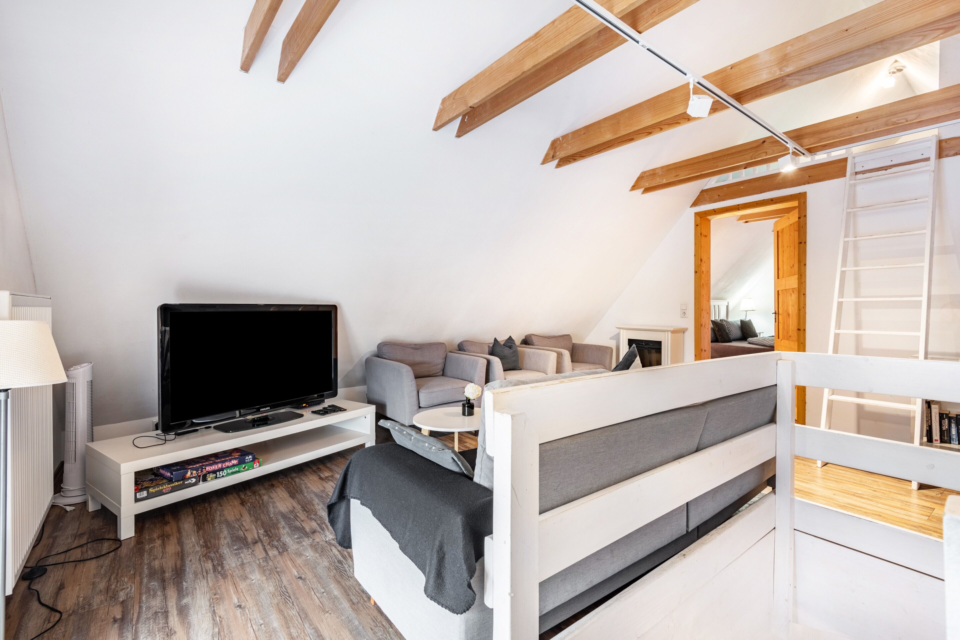 Televisión, chimenea y estéreo 