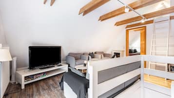 Televisión, chimenea y estéreo