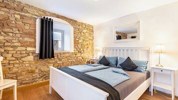 6 bedrooms, iron/ironing board, WiFi, bed sheets