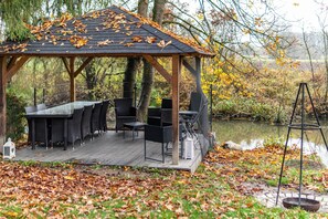 Outdoor dining - Holiday Home 'Ilmhaus' with Wi-Fi (Pförring)