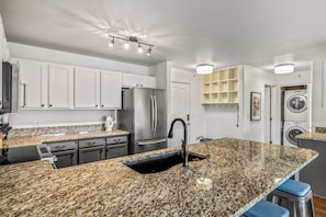 Fridge, microwave, oven, stovetop - Bright, Beautiful First Tracks Condo W/ Pool & Spa 1084 (Steamboat Springs)