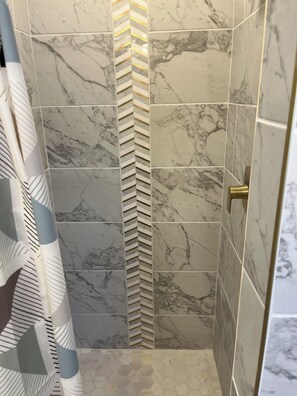 Regadera, toallas, jabón, papel de baño