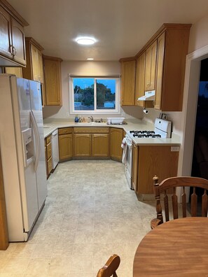 Microwave, oven, stovetop, dishwasher - Refurnished and spacious 4 bedroom house, Sleeps 8! (Blanding)