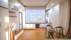 Phòng đôi Deluxe, quang cảnh thành phố | Bàn, màn/rèm cản sáng, phòng cách âm