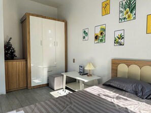 Escritorio, cortinas blackout, sistema de insonorización y wifi gratis 