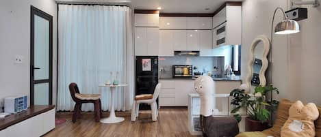 Grand-Doppelzimmer, Balkon, Stadtblick | Eigene Küche | Kühlschrank, Kochgeschirr/Geschirr/Besteck