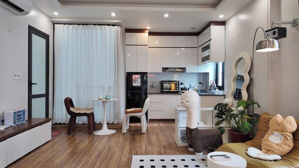 Grand-Doppelzimmer, Balkon, Stadtblick | Eigene Küche | Kühlschrank, Kochgeschirr/Geschirr/Besteck