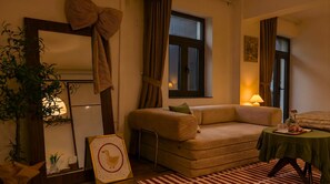 Escritorio, cortinas blackout, sistema de insonorización y wifi gratis 