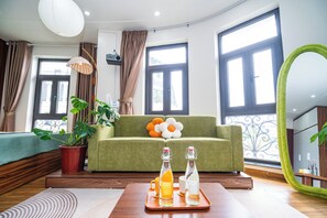 Escritorio, cortinas blackout, sistema de insonorización y wifi gratis 