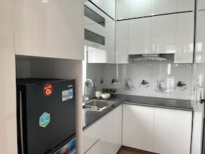 Fridge, cookware/dishes/utensils