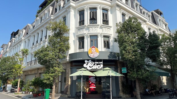 A corner building with a cafe named "Anh The Gio" featuring a Santa Claus decoration outside. - Katka Riverside Homestay Hai Phong (Hai Phong)