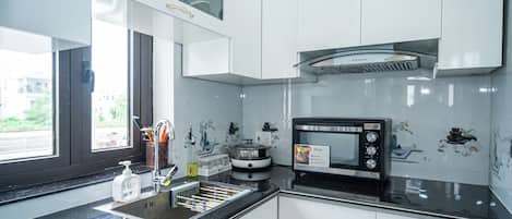 Honeymoon Double Room | Private kitchen | Fridge, cookware/dishes/utensils