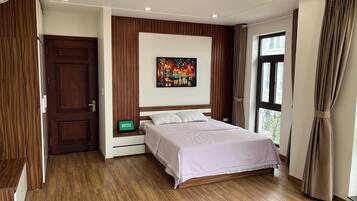 Deluxe Double Room, City View | Meja, langsir/tirai gelap terus, kalis bunyi, Wi-fi percuma