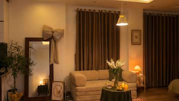 Desk, blackout curtains, soundproofing, free WiFi