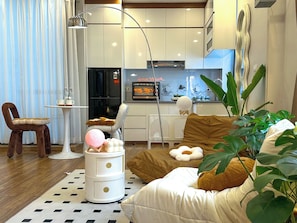 Grand Double Room, Balcony, City View | Living area