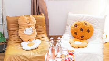 Grand tweepersoonskamer, balkon, uitzicht op de stad | Een bureau, verduisterende gordijnen, geluiddichte muren, gratis wifi