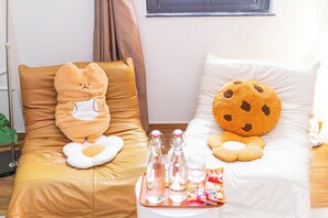 Escritorio, cortinas blackout, sistema de insonorización y wifi gratis 