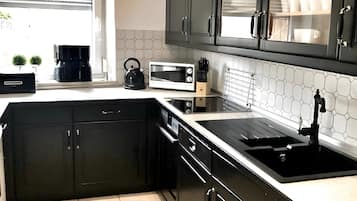 Refrigerador, microondas, horno, placa de cocina