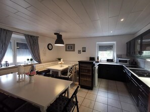 Fridge, microwave, oven, stovetop - Holiday Home 'Am Limes' with Private Terrace, Private Garden and Wi-Fi (Altmannstein)