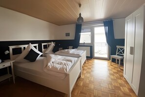 8 bedrooms, iron/ironing board, WiFi, bed sheets - Holiday Home 'Am Limes' with Private Terrace, Private Garden and Wi-Fi (Altmannstein)