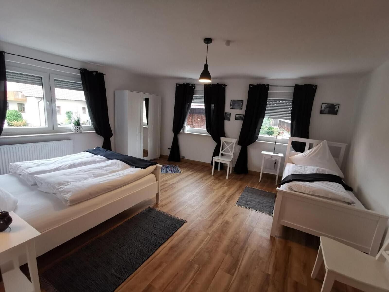 8 dormitoris, planxa i posts de planxar, wifi i roba de llit 