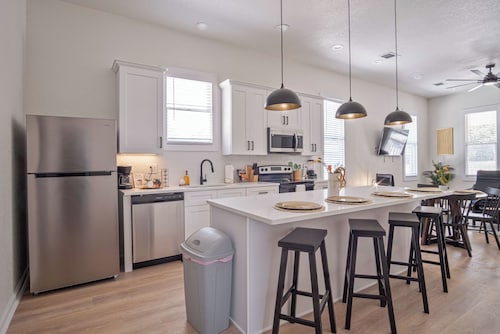 Walk to Riverwalk 3BR 2BA Gem Near Fun Downtown