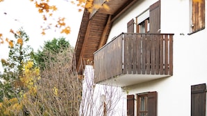 A building with a balcony, a window with shutters, and a door. - Holiday Home 'Landhaus in Pförring' with Balcony and Wi-Fi (Pförring)