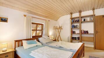 4 habitaciones, tabla de planchar con plancha, wifi y ropa de cama