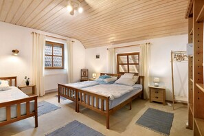 4 عدّة غرف نوم ومكواة/لوح كي وواي فاي وملاءات أسرّة