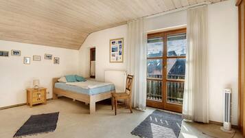 4 bedrooms, iron/ironing board, WiFi, bed sheets