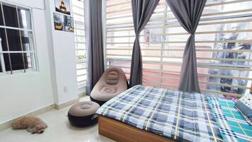 Quarto casal luxo, cozinha, vista para a cidade | Escrivaninha, Wi-Fi de cortesia