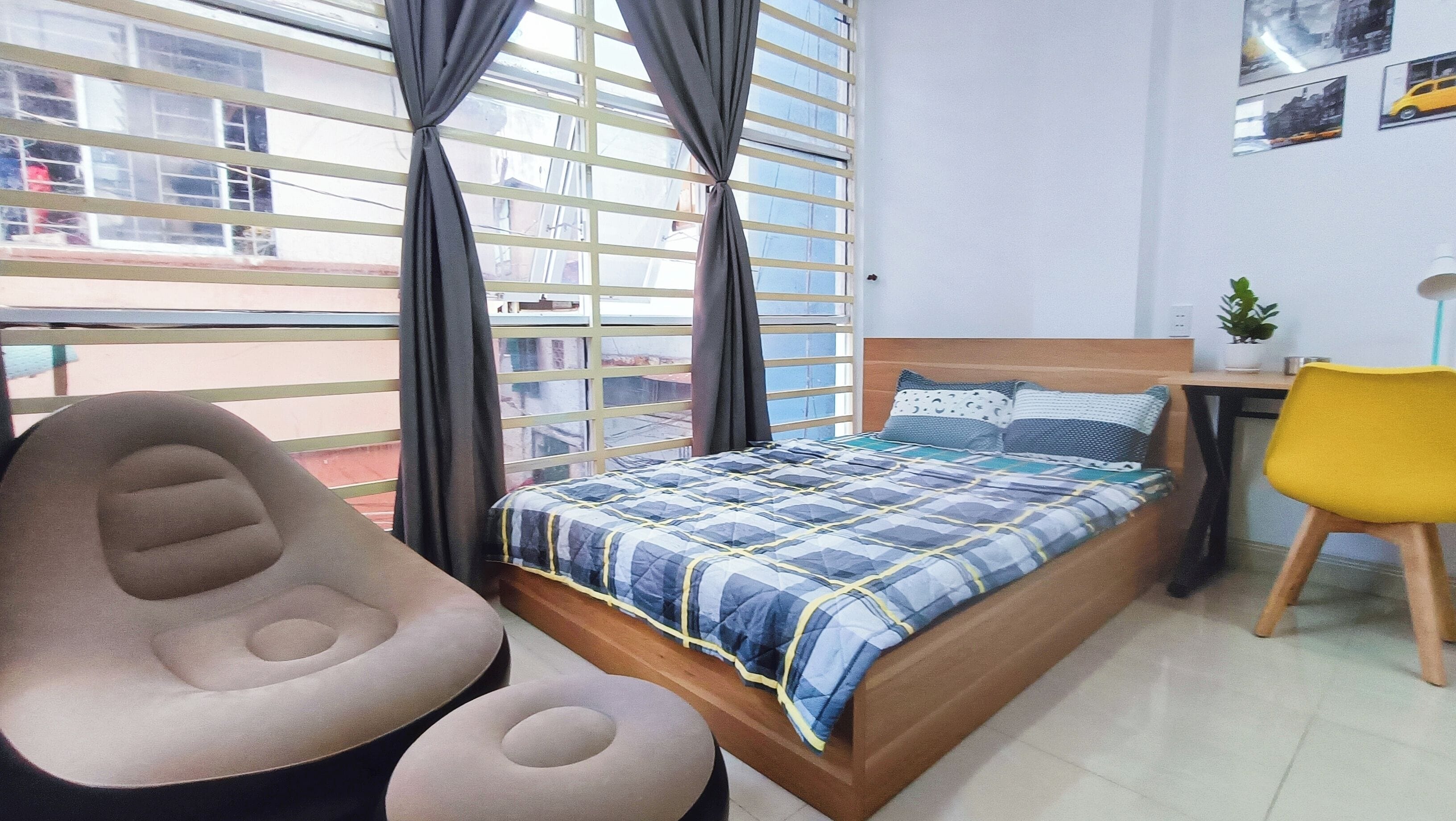 Quarto casal luxo, cozinha, vista para a cidade | Escrivaninha, ferros/tábuas de passar roupa, Wi-Fi de cortesia