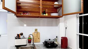 Kamar Double Deluks, dapur, pemandangan kota | Meja kerja, setrika/meja setrika, dan Wi-Fi gratis