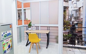Quarto casal luxo, cozinha, vista para a cidade | Escrivaninha, Wi-Fi de cortesia