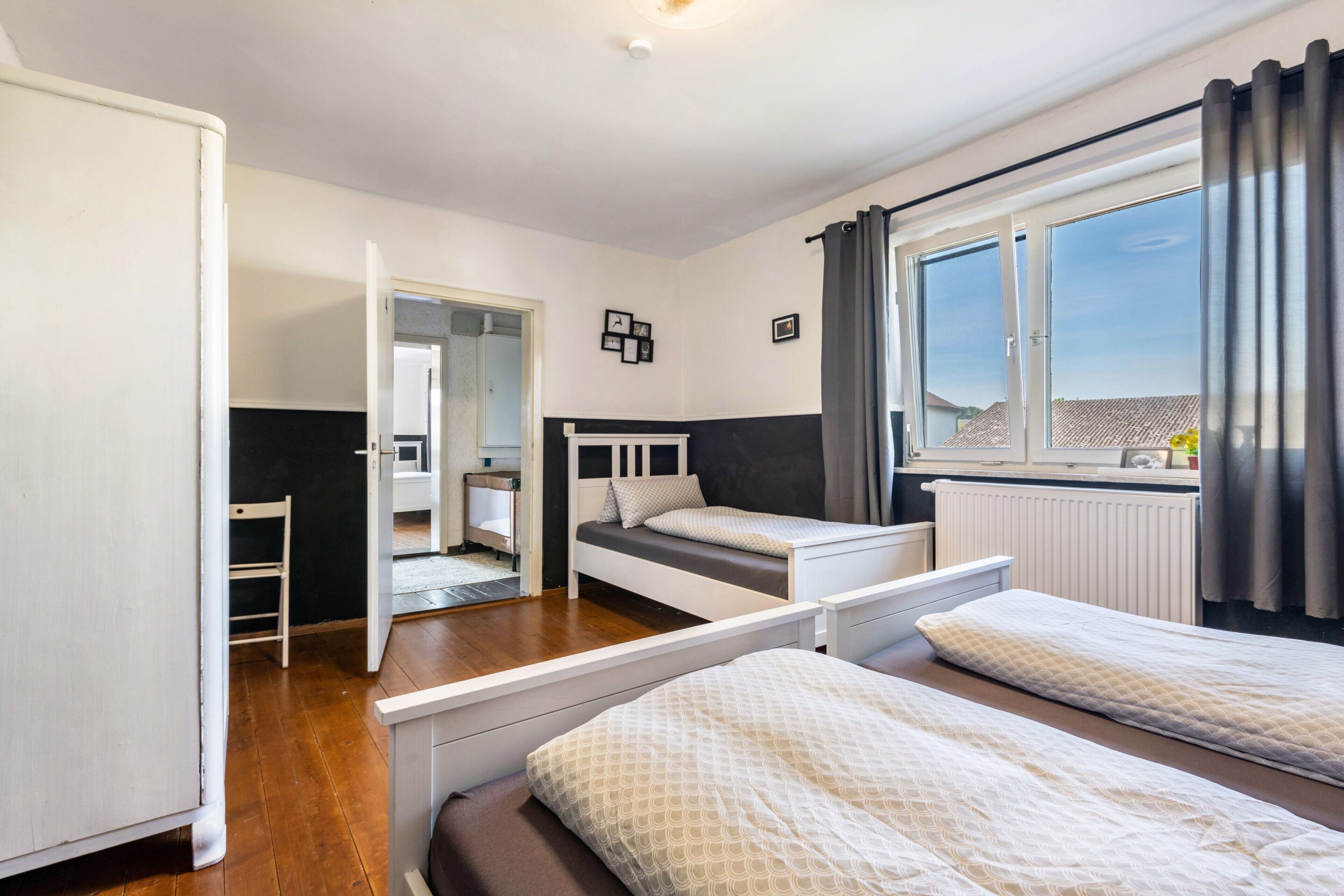 4 bedrooms, iron/ironing board, WiFi, bed sheets