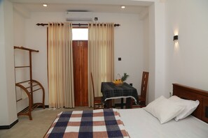 1 bedroom, iron/ironing board, Internet, bed sheets - Sasmitha villa  with AC in Ahangama (Ahangama)