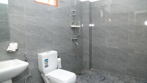 Un bagno moderno con doccia, WC e lavandino.