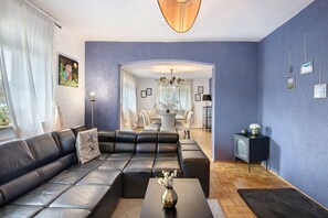 TV, fireplace - Holiday Home 'An Der Kleinen Donau' with Balcony and Wi-Fi (Vohburg an der Donau)