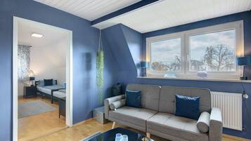 Een televisie en een open haard