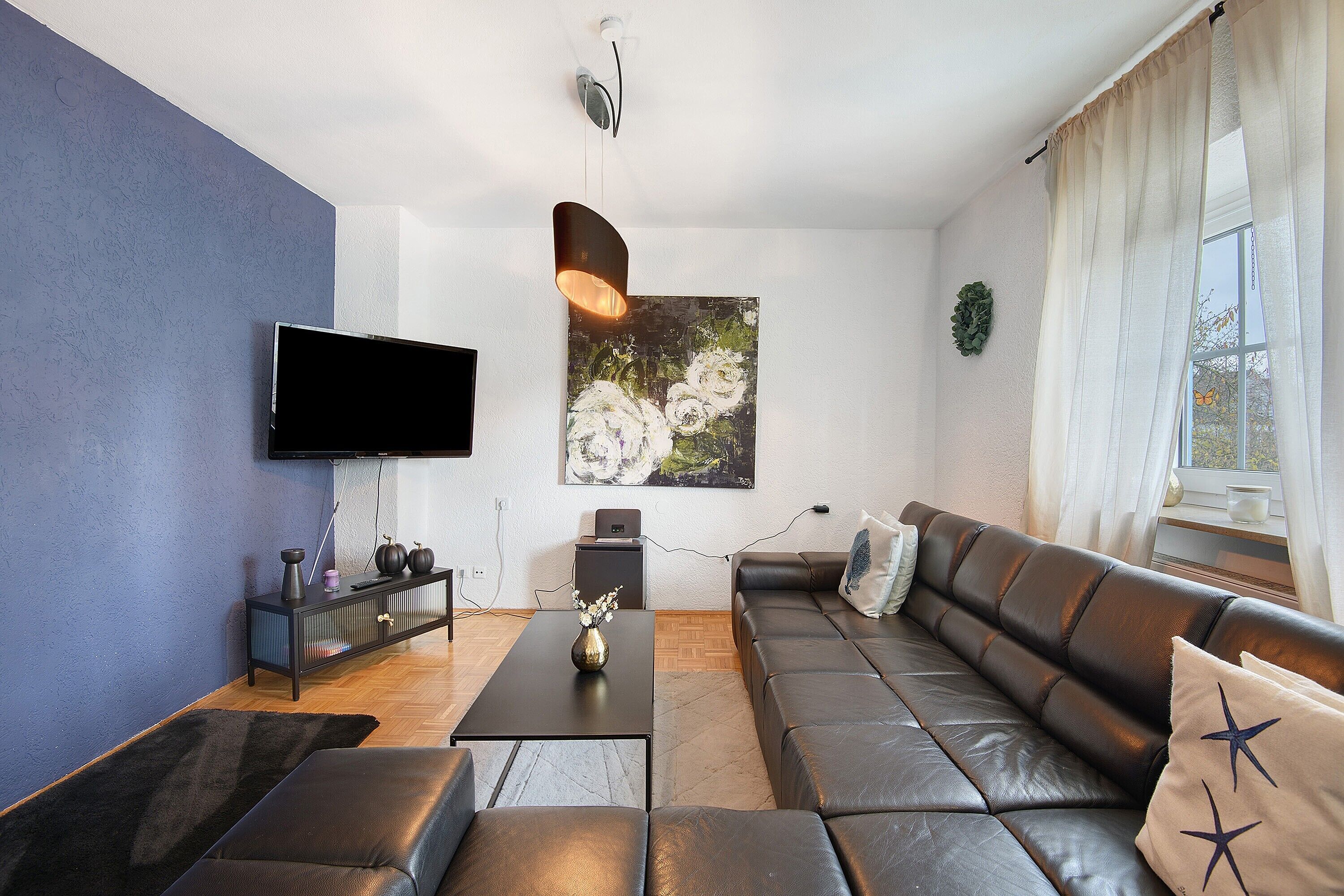 Una televisión, una chimenea