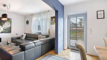 Een televisie en een open haard