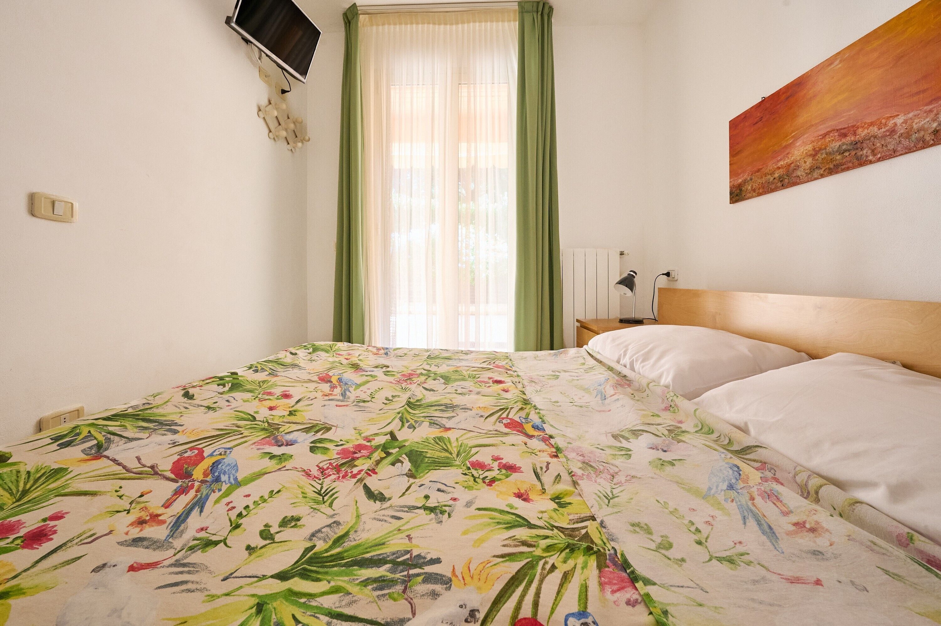 1 habitación, tabla de planchar con plancha, wifi y ropa de cama 