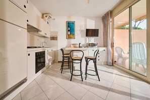 雪櫃、微波爐、焗爐、爐具