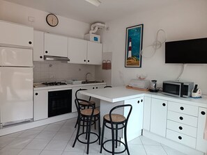 Kühlschrank, Mikrowelle, Ofen, Herdplatte