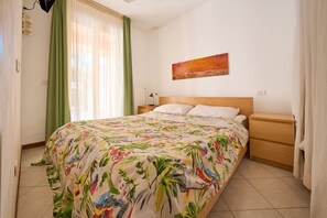 1 dormitorio, tabla de planchar con plancha, wifi y ropa de cama