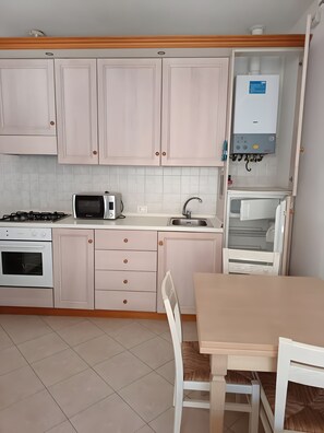 Frigorifero, microonde, forno, piano cottura
