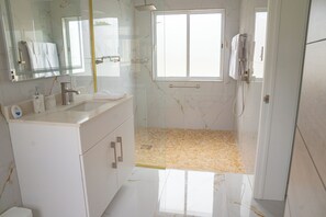 Hair dryer, towels, soap, toilet paper - Suite Dreams (Paradise Estate)