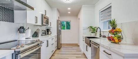 Casa de lujo, 4 habitaciones, alberca privada, vista al jardín | Cocina privada | Cafetera y tetera, tetera eléctrica y artículos de limpieza